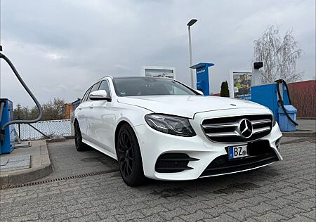 Mercedes-Benz E 300 d T AMG Line 9G-TRONIC/LED/SHZ/PANORAMA