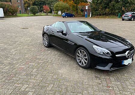 Mercedes-Benz SLC 200 -schwarz