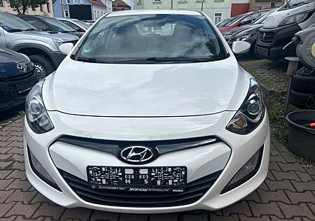Hyundai i30 1.4 ; Style. Faceliftmodel. Tüv 10/2026