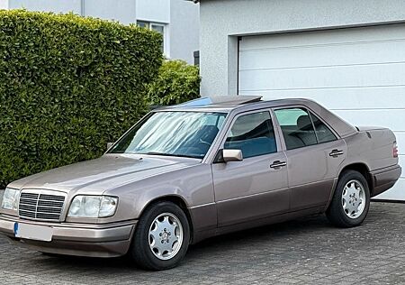 Mercedes-Benz 220 W124 220E | TÜV