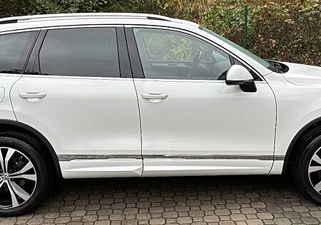 VW Touareg Volkswagen 3.0 V6 TDI SCR Tiptronic - R line