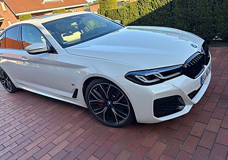BMW M550i xDrive A - AHK, Garantie bis 02.2028,Glasd