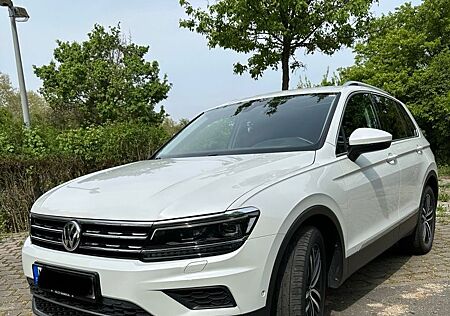 VW Tiguan Volkswagen 2.0 TDI DSG Highline PANO Allrad StHzg ++