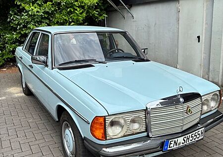 Mercedes-Benz 250 W123