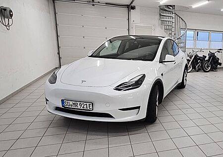 Tesla Model Y RWD , 1. Hand, AHK, 8-fach bereift