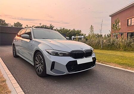 BMW 320i Touring Auto -