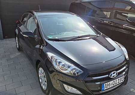 Hyundai i30 blue 1.6 CRDi 81kW Classic Navigation