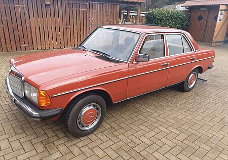 Mercedes-Benz 200 W123