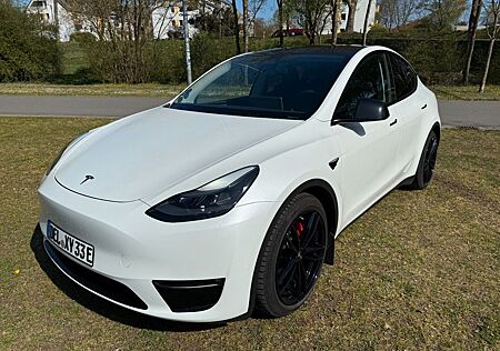 Tesla Model Y Performance, KONI Komfort, 8fach Reifen