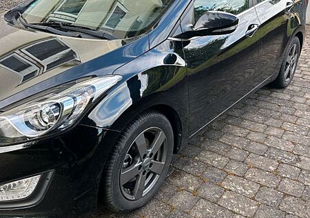 Hyundai i30 blue 1.6 CRDi 81kW Classic Classic