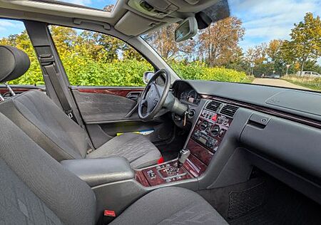 Mercedes-Benz E 200 KOMPRESSOR CLASSIC Classic