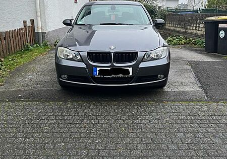 BMW 320i - E90