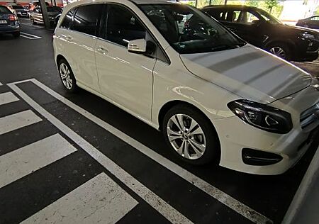 Mercedes-Benz B 200 -