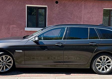 BMW 535d xDrive Touring A Luxury Line Luxury Line