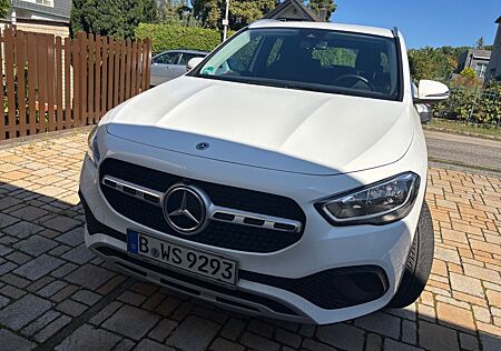 Mercedes-Benz GLA 180 DCT -