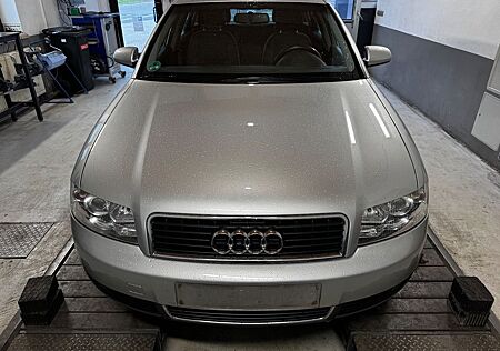 Audi A4 2.0L TÜV06/27