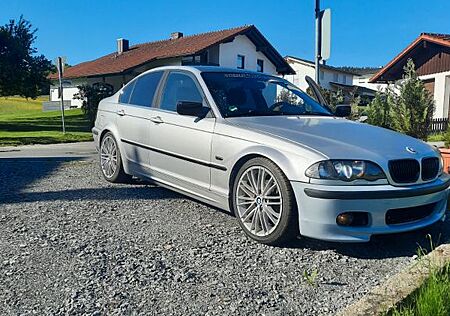 BMW 320i - 6 Zylinder