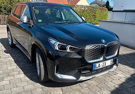 BMW iX1 eDrive20 - vom WA mit Restgarantie