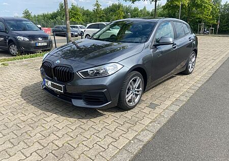 BMW 118i Advantage, Head up, Pano, Digital, wie neu,