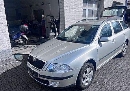 Skoda Octavia Combi 1.Hand 4X4* SCHECKHEFT*AHK