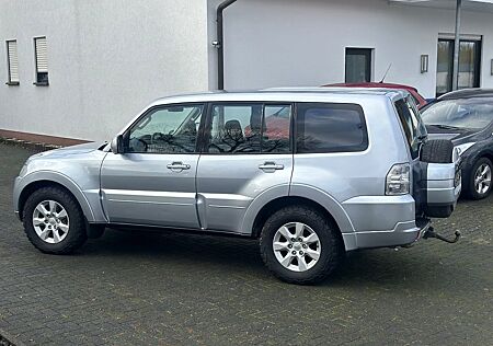 Mitsubishi Pajero 3.2 DI-D Invite-7.Sitzer-4x4-AHK-Top