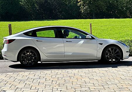 Tesla Model 3 Dualmotor Long Range, weiß