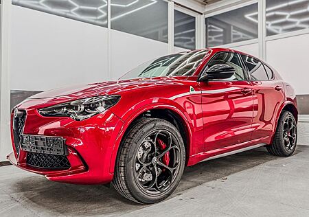 Alfa Romeo Stelvio QUADRIFOGLIO VERDE AKRAPOVIC Technolo...