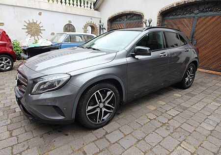 Mercedes-Benz GLA 180 AMG Night Paket 2Hd Leder Panorama Xenon