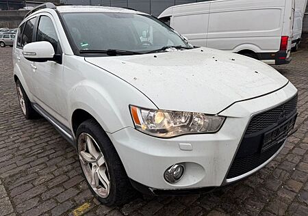 Mitsubishi Outlander Instyle 4WD Schiebedach 7sitzer leder