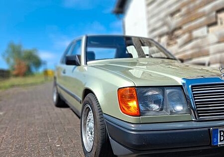 Mercedes-Benz E 230