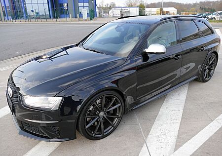 Audi RS4 4.2 FSI V8 S tronic quattro Avant SCHALEN