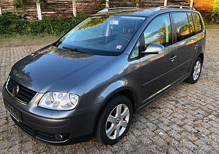 VW Touran Volkswagen 1.6 FSI Highline