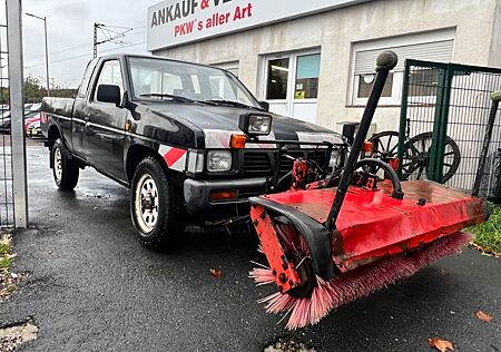 Nissan PickUp 4x4 Schneepflug