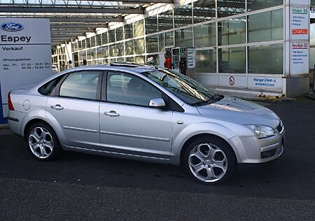 Ford Focus Lim. Ghia 4-trg