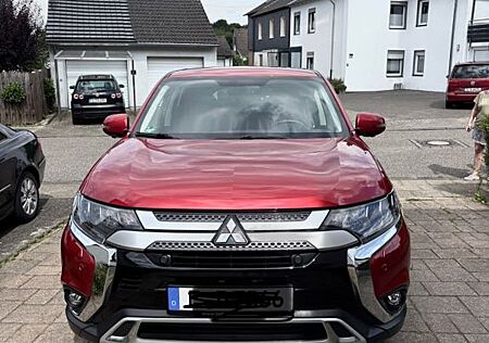 Mitsubishi Outlander 2.0 MIVEC Diamant ClearTec 2WD CVT...
