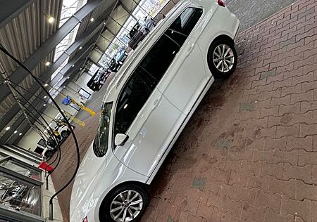 VW Passat Variant Volkswagen 2.0 TDI DSG Highline Variant ...