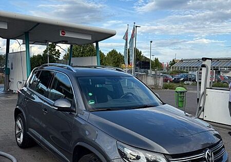 VW Tiguan Volkswagen SVW 2.0 R-line mit Panoramadach und Kamer