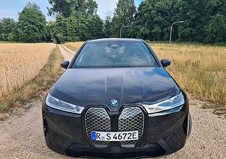 BMW iX xDrive40 - Sportpaket, Laserlicht, AHK