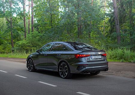 Audi S3 TFSI S tronic quattro -