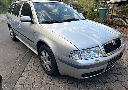 Skoda Octavia Combi Elegance Navi Xenon PDC