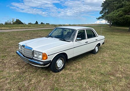 Mercedes-Benz 200 W123 1.Hand Motor NEU 80.405 km