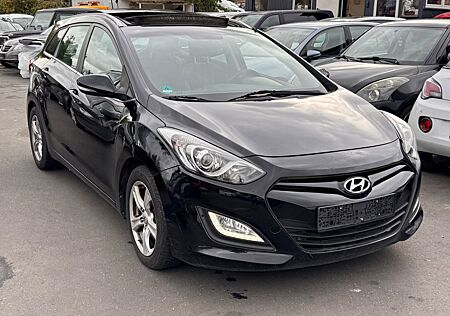 Hyundai i30 gebraucht kaufen Hyundai i30 cw Style Pano Navi T Leder