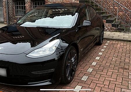 Tesla Model 3 Allradantrieb mit Dualmotor Performa...