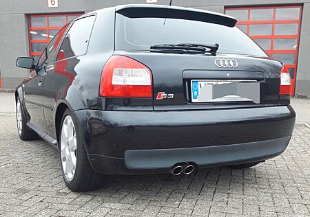 Audi S3 1.8T quattro -
