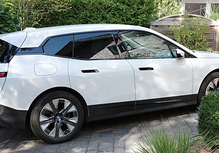 BMW iX xDrive50 - Aktivlenkung - Luftfederung