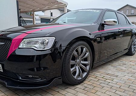 Chrysler 300C , sportlich, schwarz mit pinkem Akzent