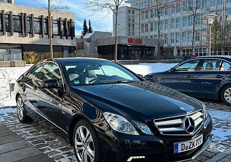 Mercedes-Benz E 250 Coupé - Neue TÜV/CGI/Leder/BI-XENON