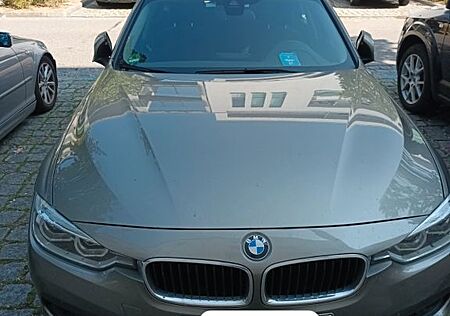 BMW 320i Touring Advantage Advantage