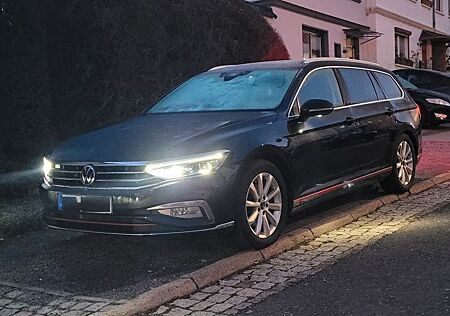 VW Passat Variant Volkswagen 2.0 TDI DSG Elegance + AHK + LED