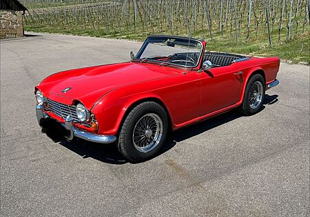 Triumph TR4 Cabrio Roadster mit Verdeck + Innenraumabd.